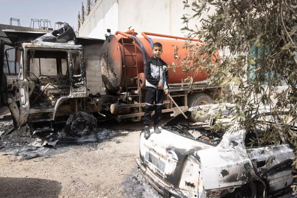 Verbrannte Autos in Hawaara